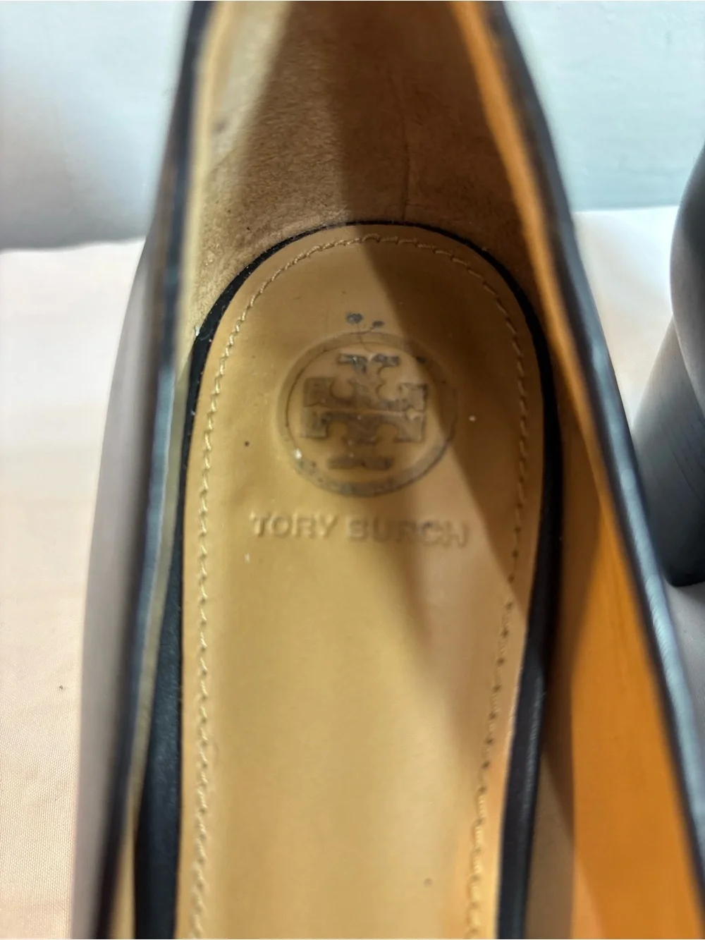Tory Burch Black Leather Logo Round-Toe with heel  with Gold Emblem